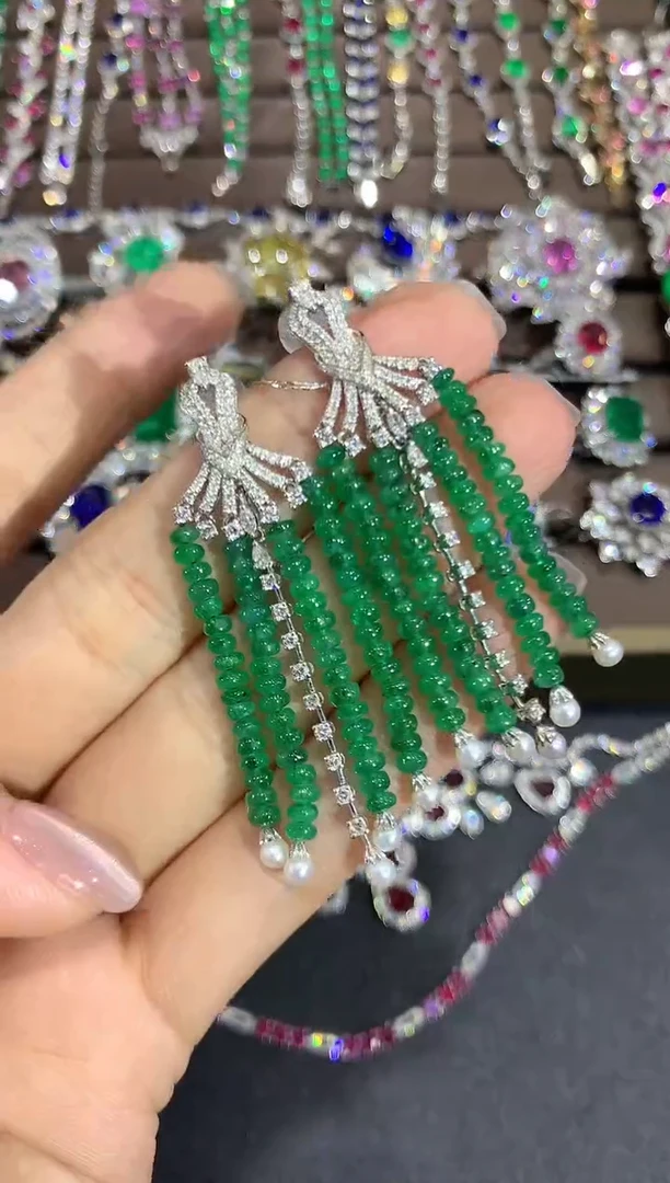 耳饰18K金镶嵌祖母绿春日珠宝a176