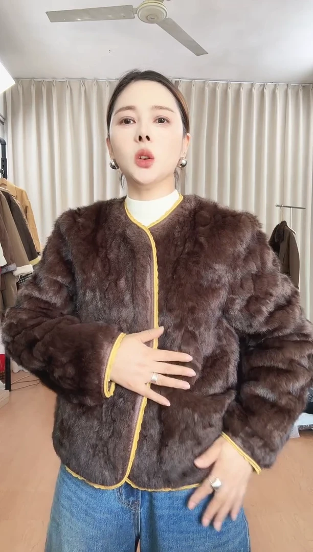 咖色拼黄边皮毛一体毛毛外套