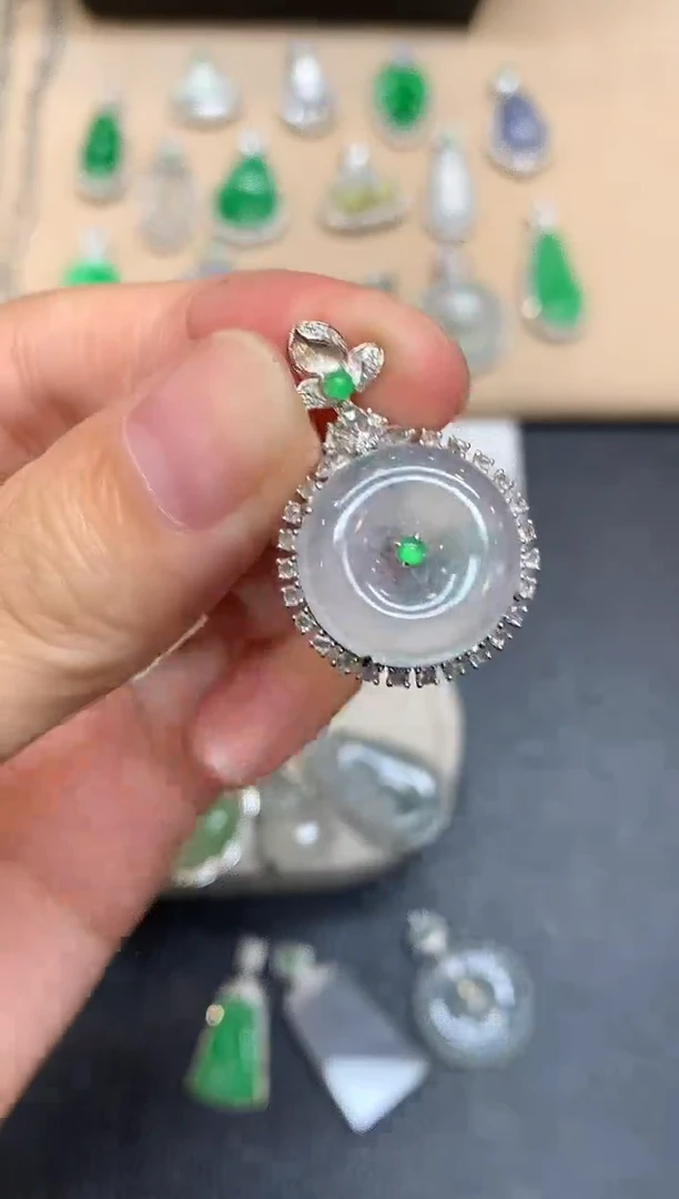 颈饰18K金镶嵌翡翠平安扣【无服务费