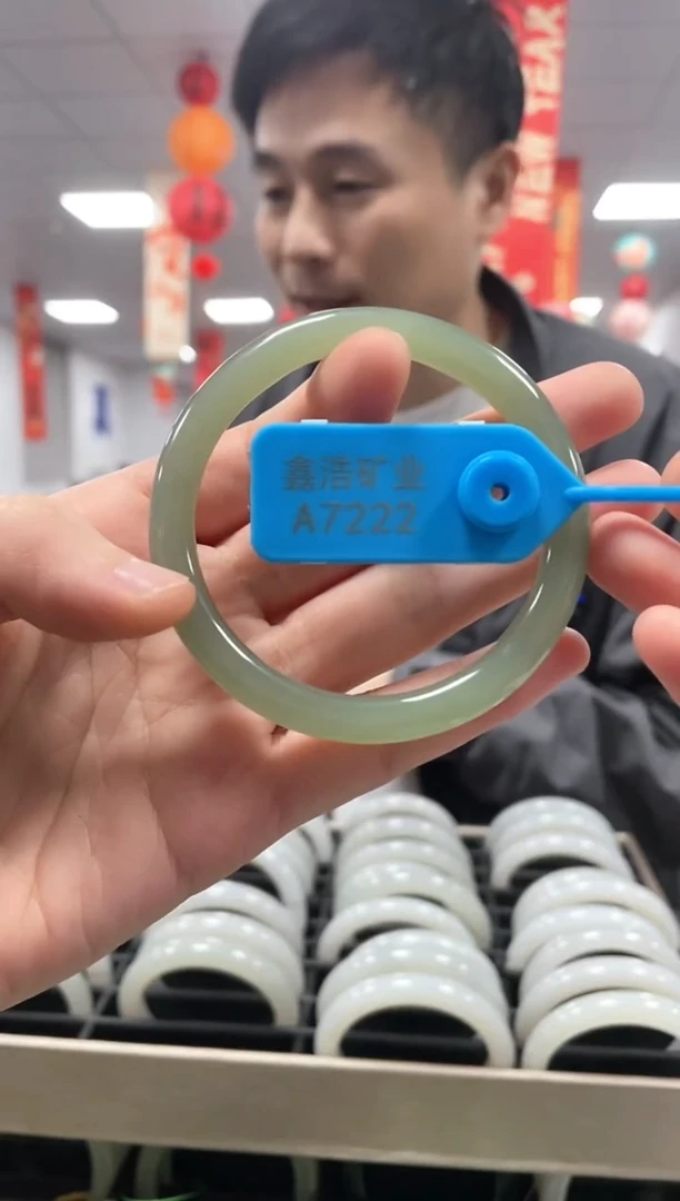 【闪购商品】和田玉手镯未镶嵌56圈 A7222 沙枣青美人手镯一条