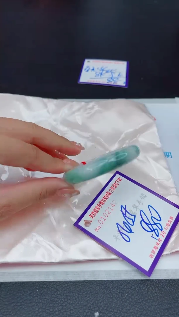 翡翠手镯未镶嵌1