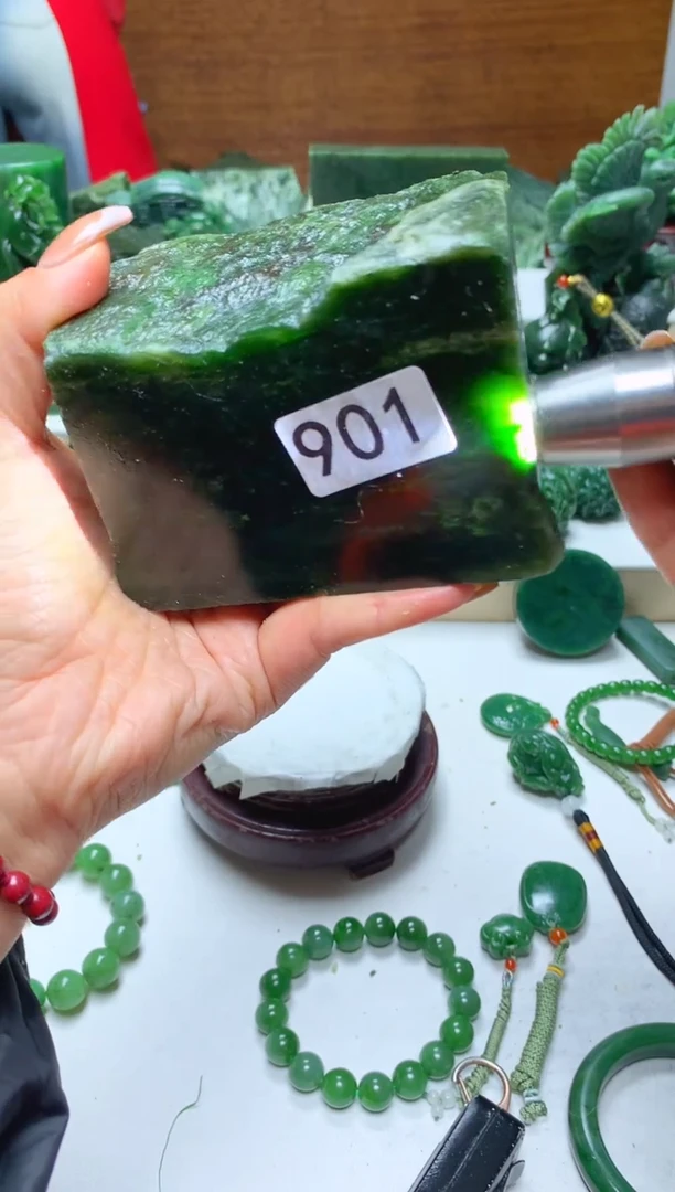 未镶嵌和田玉摆件1