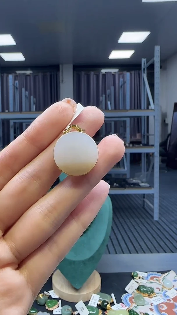 18K金镶嵌和田玉挂件1