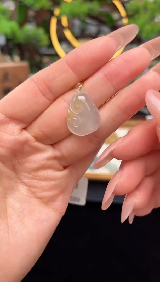 颈饰18K金镶嵌翡翠吊坠