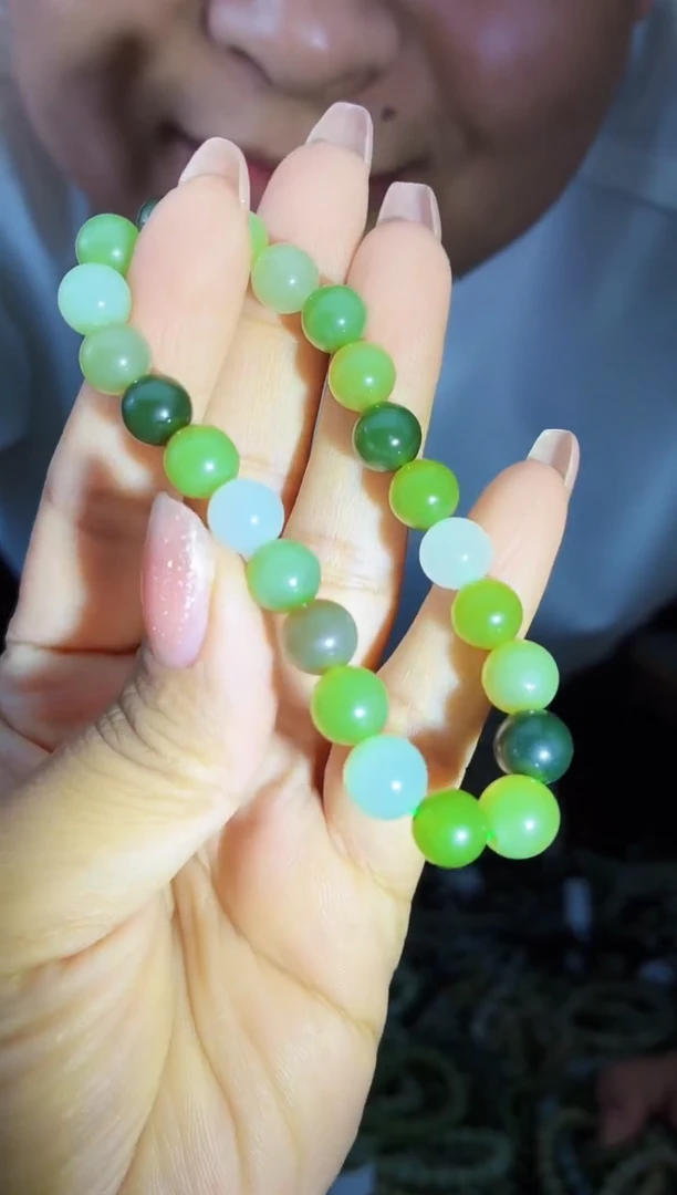 和田玉未镶嵌颈饰一发一