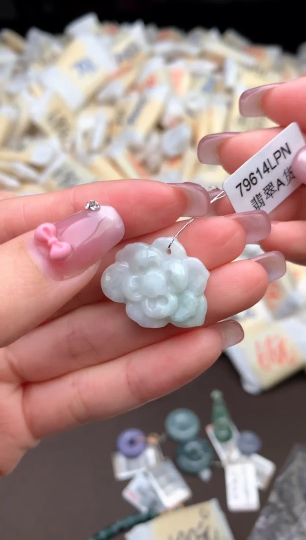 【闪购商品】翡翠挂件未镶嵌  —