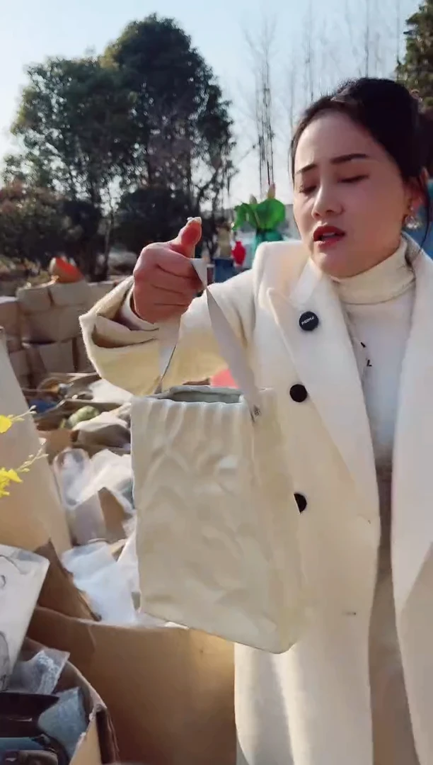 【闪购商品】玻璃安琪微瑕花瓶--599Y8