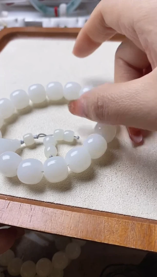 颈饰未镶嵌和田玉手串