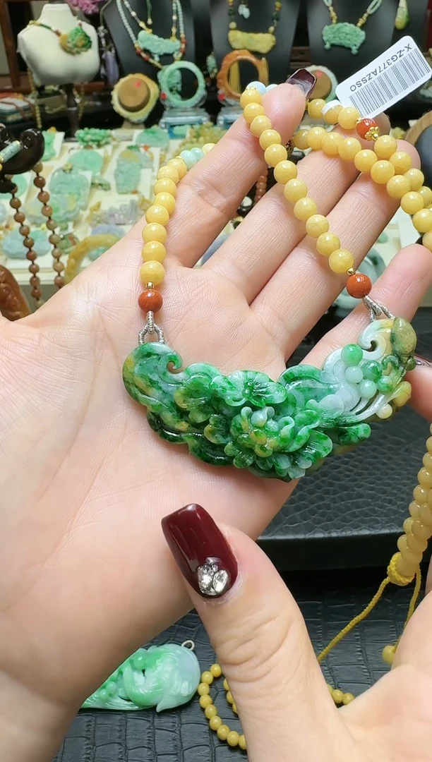 【闪购商品】翡翠颈饰未镶嵌特色黄加绿弯弯