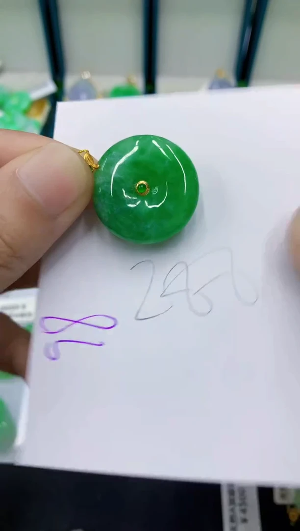 翡翠18K金镶嵌颈饰翡翠