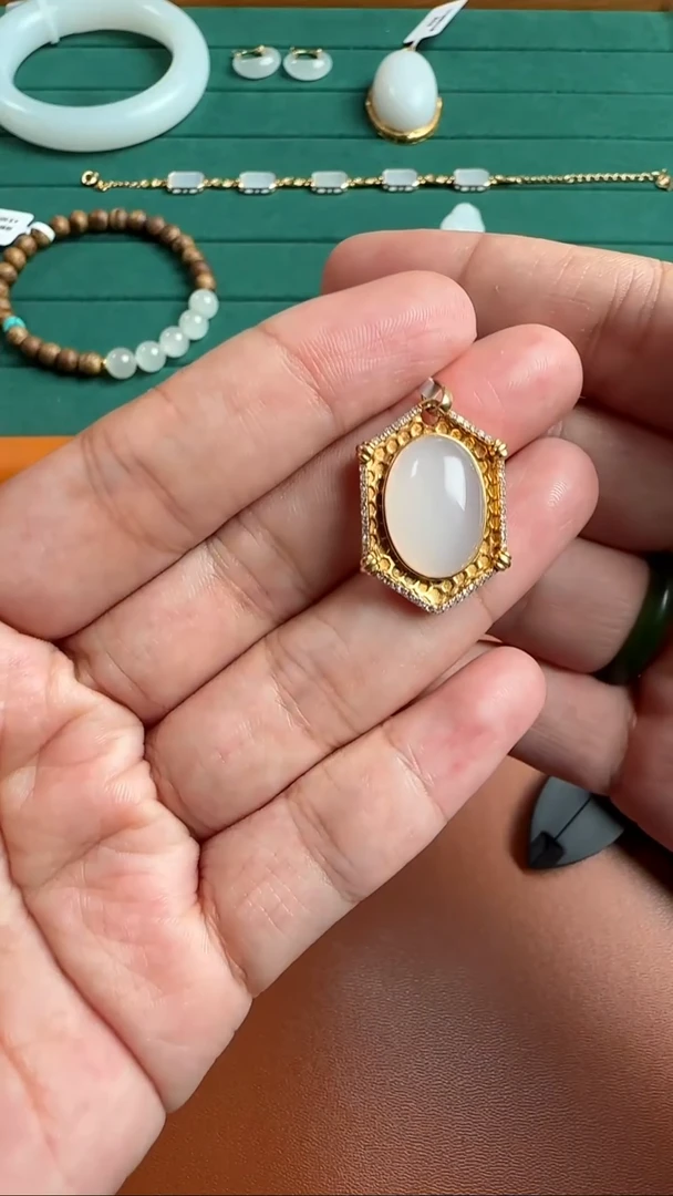 和田玉18K金镶嵌吊坠(不含链)18K金镶和田玉高冰白蛋面吊坠