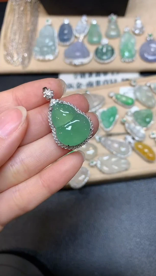 【闪购商品】翡翠颈饰18K金镶嵌葫芦【无服务费