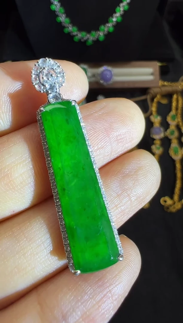 吊坠(不含链)18K金镶嵌翡翠高冰辣阳绿无事牌吊坠