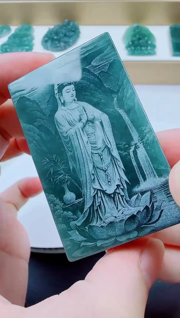 翡翠未镶嵌颈饰方观音