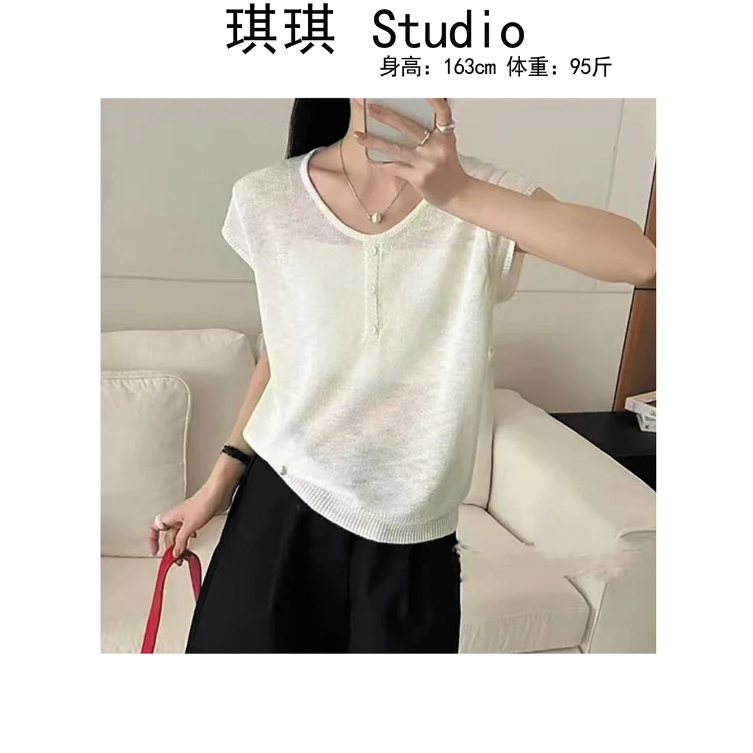 《琪琪家》夏季新款潮流气质时尚圆领三颗扣显瘦减龄针织上衣-CS
