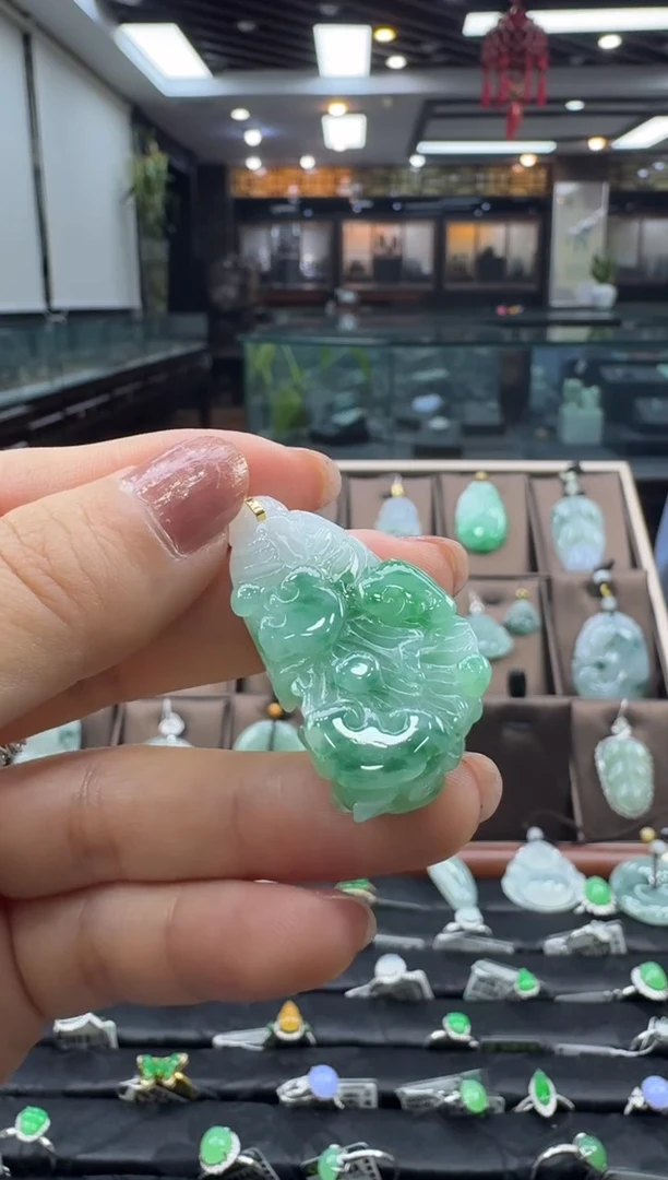 颈饰18K金镶嵌翡翠白菜