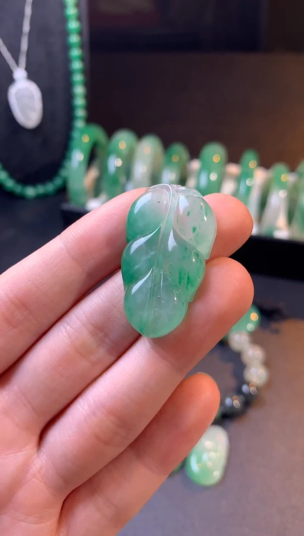 吊坠(不含链)未镶嵌石英质玉（非洲翠）金枝玉叶（放漏）