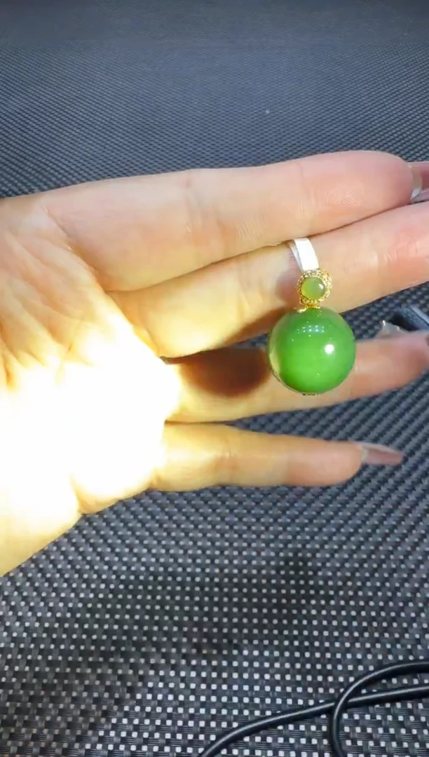 颈饰18K金镶嵌和田玉挂件