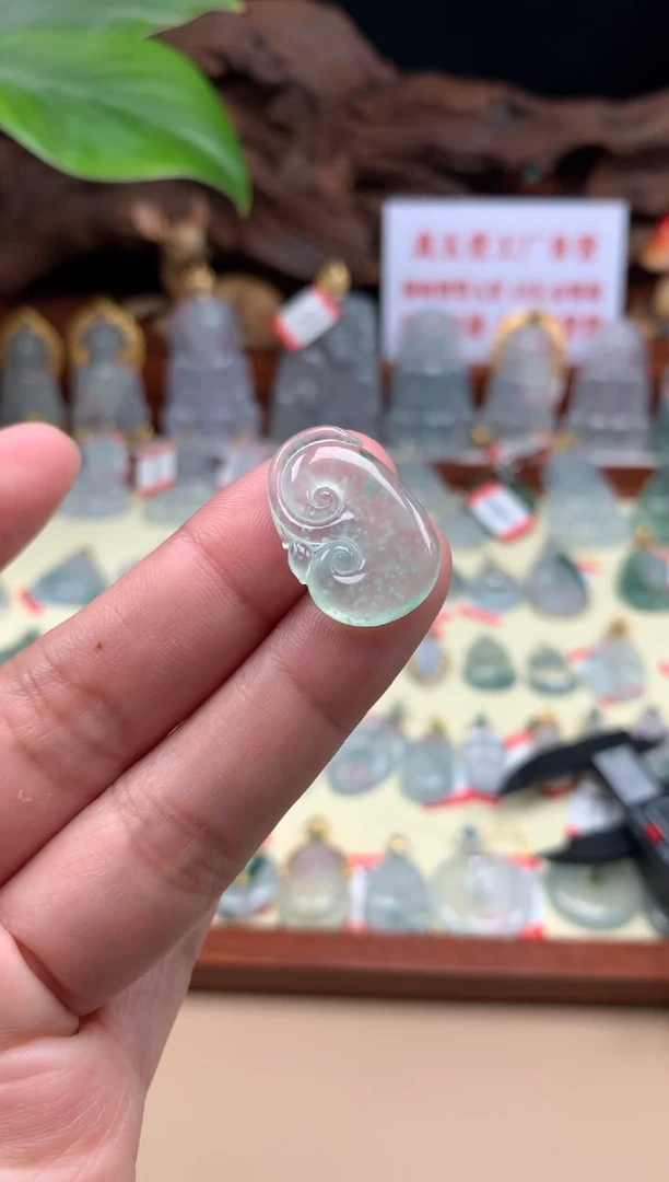 【闪购商品】翡翠颈饰未镶嵌如意