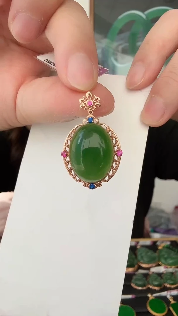 颈饰18K金镶嵌和田玉荣倩