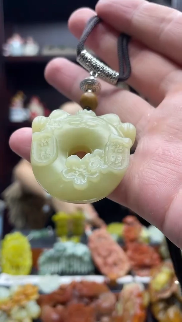 岫玉未镶嵌吊坠·