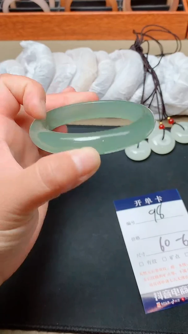 未镶嵌手镯石英质玉98-6061