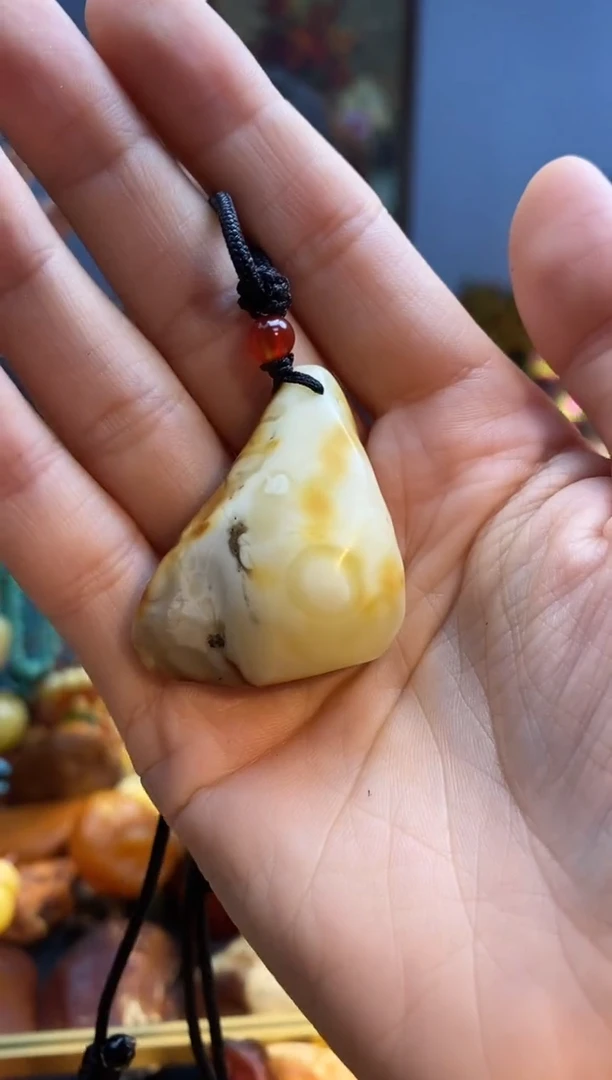 未镶嵌颈饰琥珀吊坠