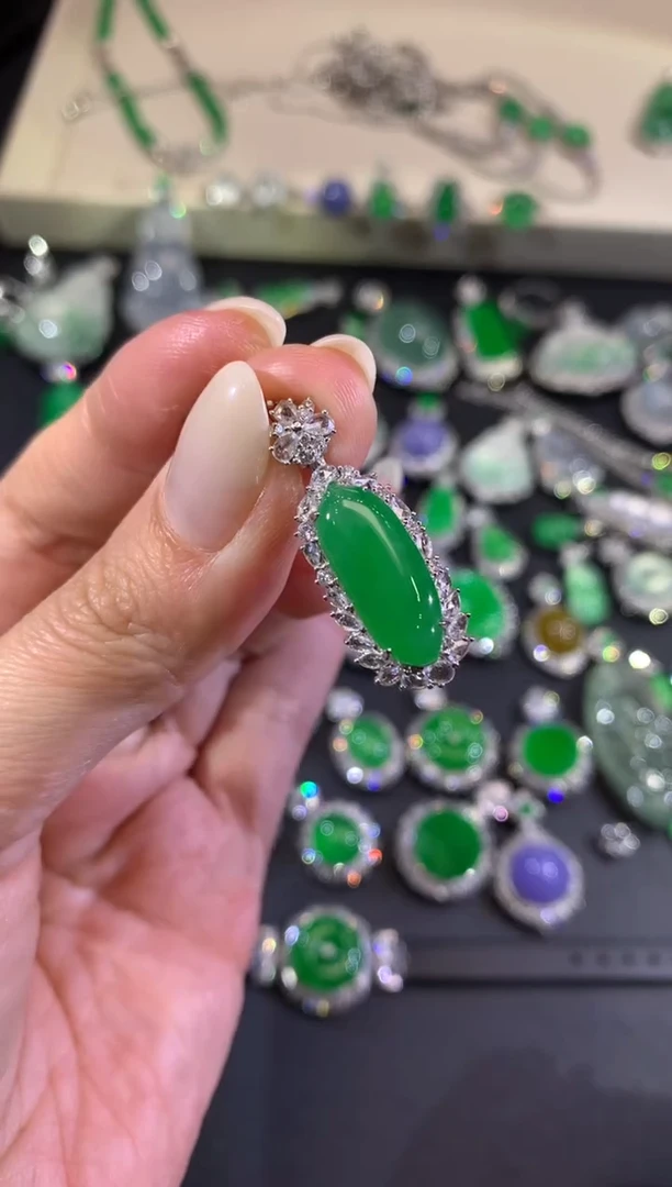 吊坠(不含链)18K金镶嵌翡翠89-瓜瓜（不含链和扣