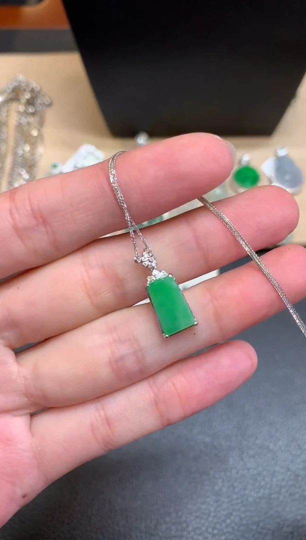 【闪购商品】翡翠颈饰18K金镶嵌无事牌【无服务费】