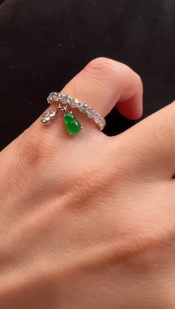 18K金镶嵌戒指翡翠高冰葫芦尾戒