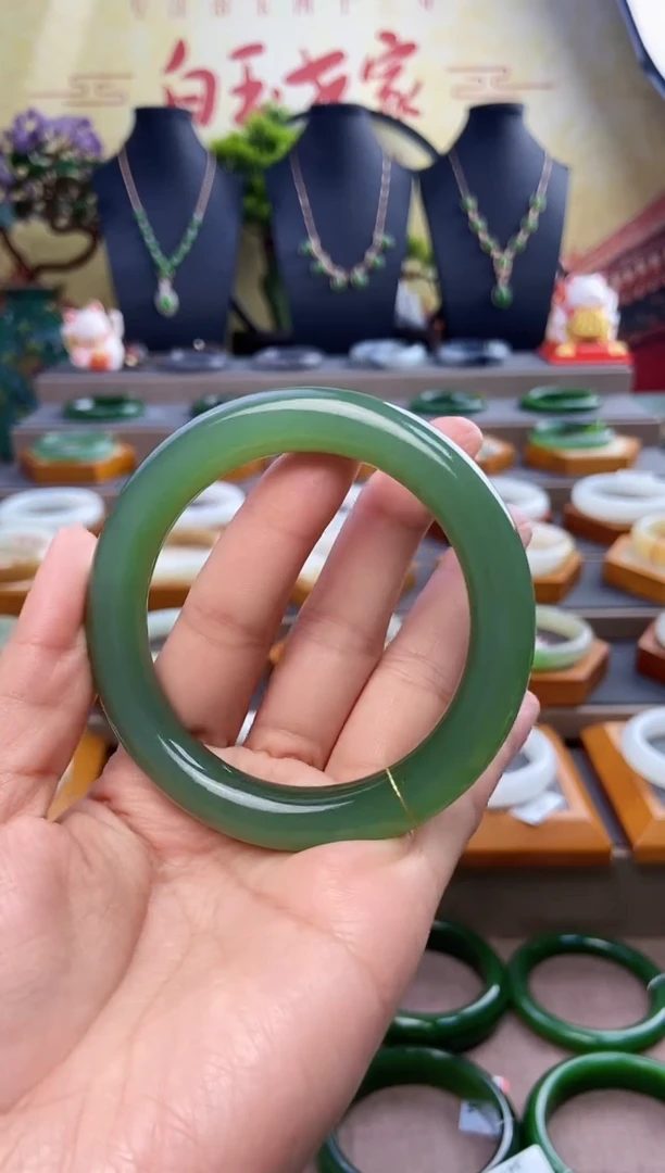 未镶嵌手镯和田玉高端收藏级碧玉粉青手镯