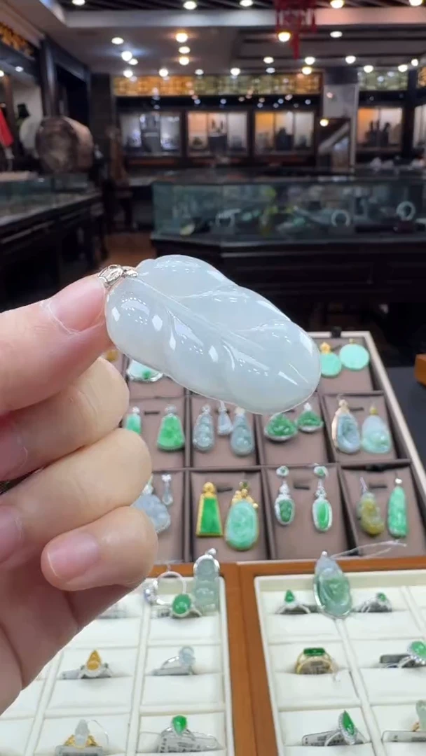 【闪购商品】翡翠颈饰18K金镶嵌叶子