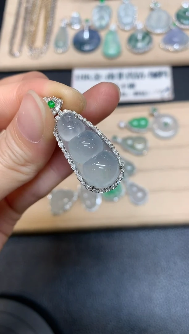 【闪购商品】翡翠颈饰18K金镶嵌福豆【无服务费