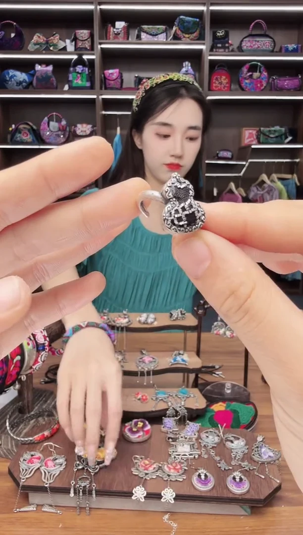 织绣147蒙阿苏苗绣传承店