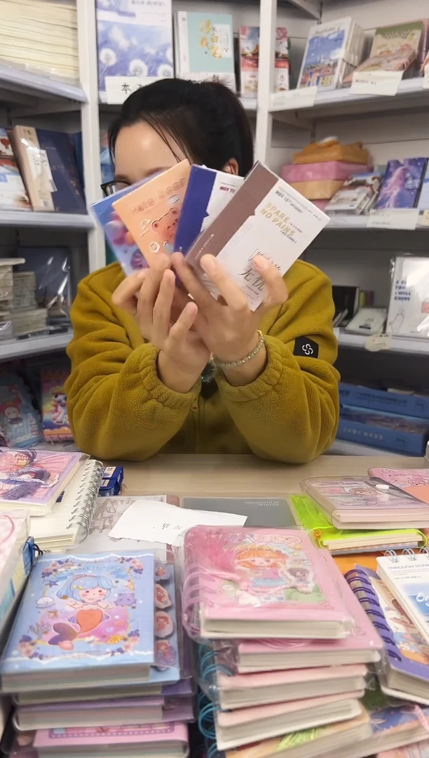 A7精品口袋硬壳本70张内页横线-封面随机14.8元12本