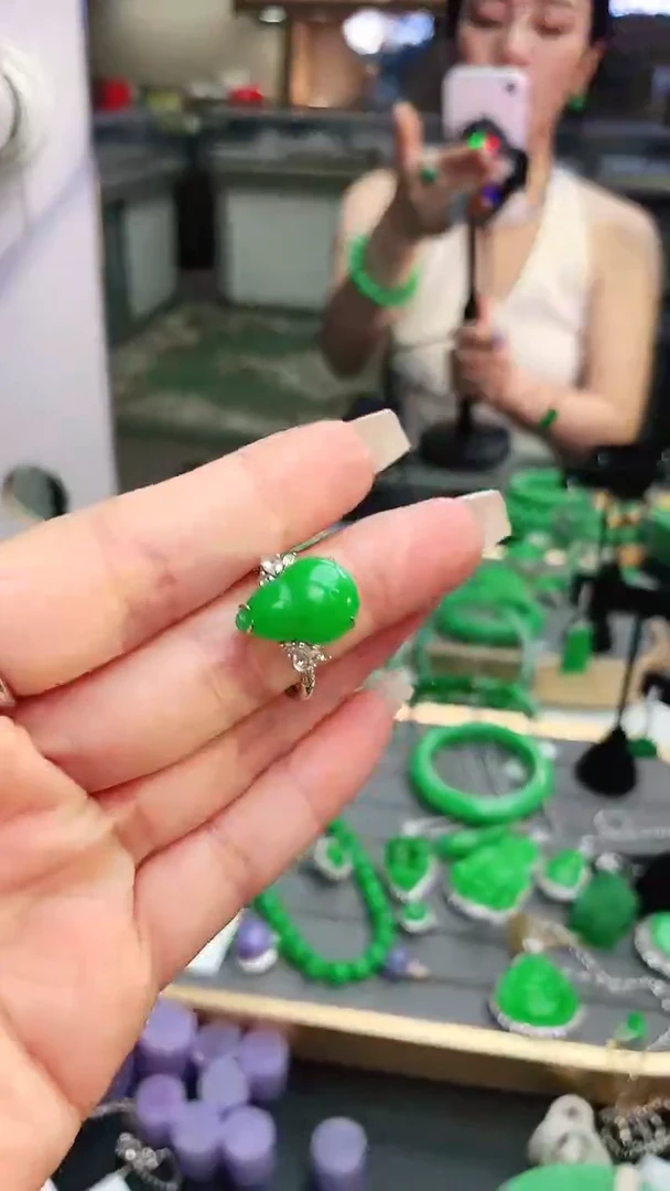 18K金镶嵌戒指翡翠熠*赠礼盒证书