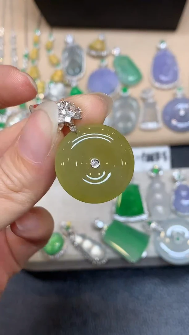 颈饰18K金镶嵌翡翠平安扣【无服务费