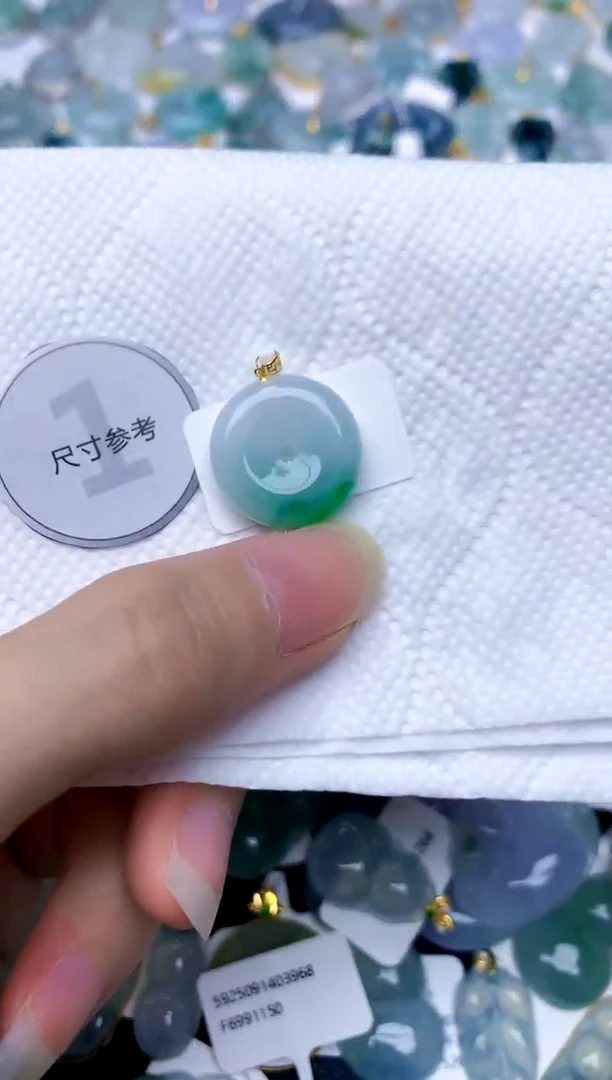 颈饰18K金镶嵌翡翠天然A货翡翠