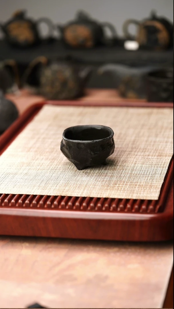 归玉堂冰碛岩重工雕刻手凿三足杯