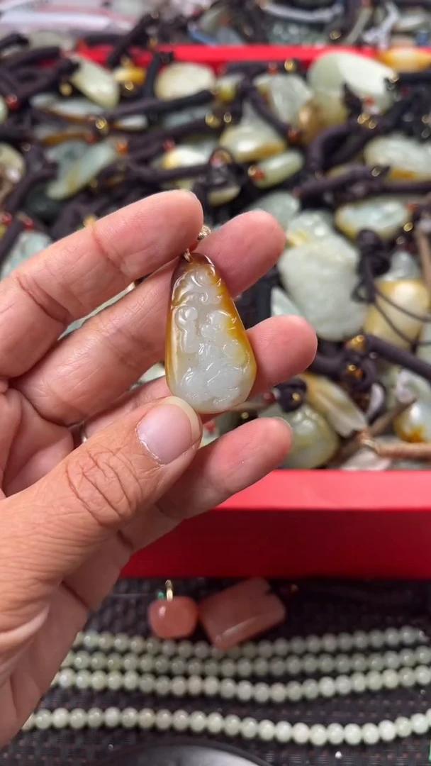 【闪购商品】和田玉颈饰未镶嵌多样性发货没有证书拍一发一有瑕