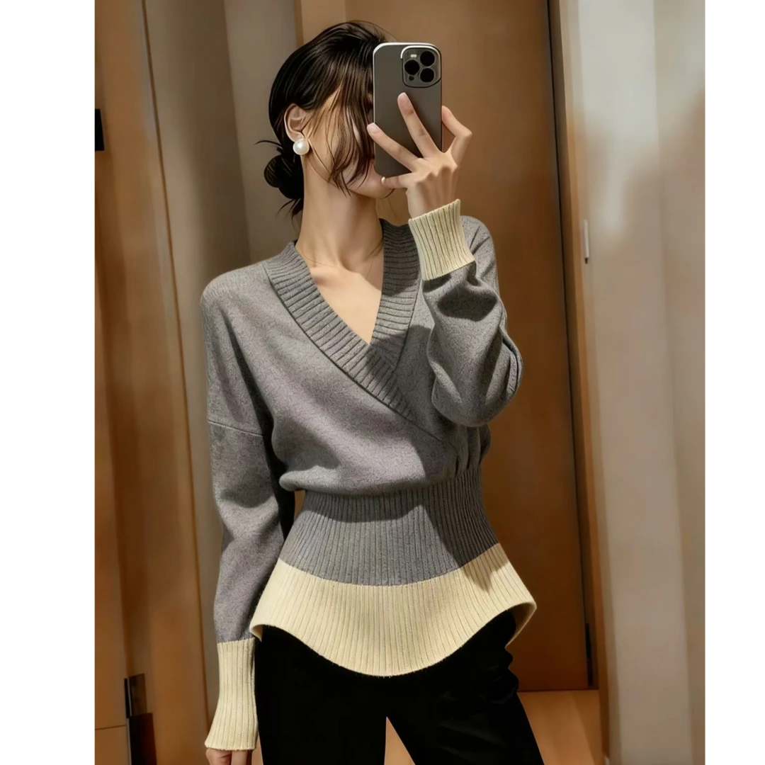 设计感灰色V领长袖针织衫女冬季新款洋气时尚收腰显瘦套头上衣