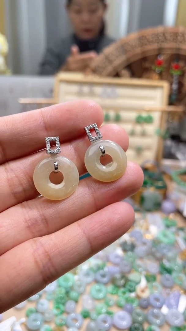 【闪购商品】翡翠颈饰未镶嵌甜甜圈一对耳钉