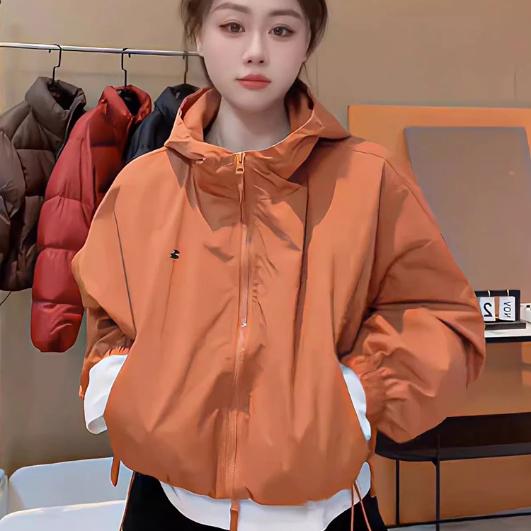 欧若风春游出行衣服洋气女小个子冲锋衣白色短款外套百搭减龄上衣