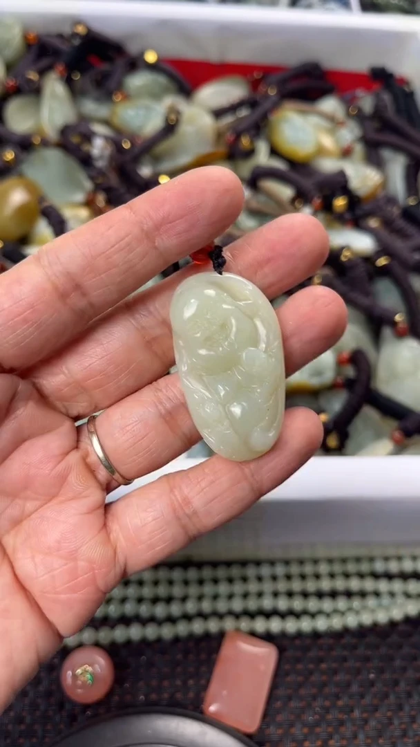 【闪购商品】和田玉颈饰未镶嵌多样性发货没有证书拍一发一有瑕