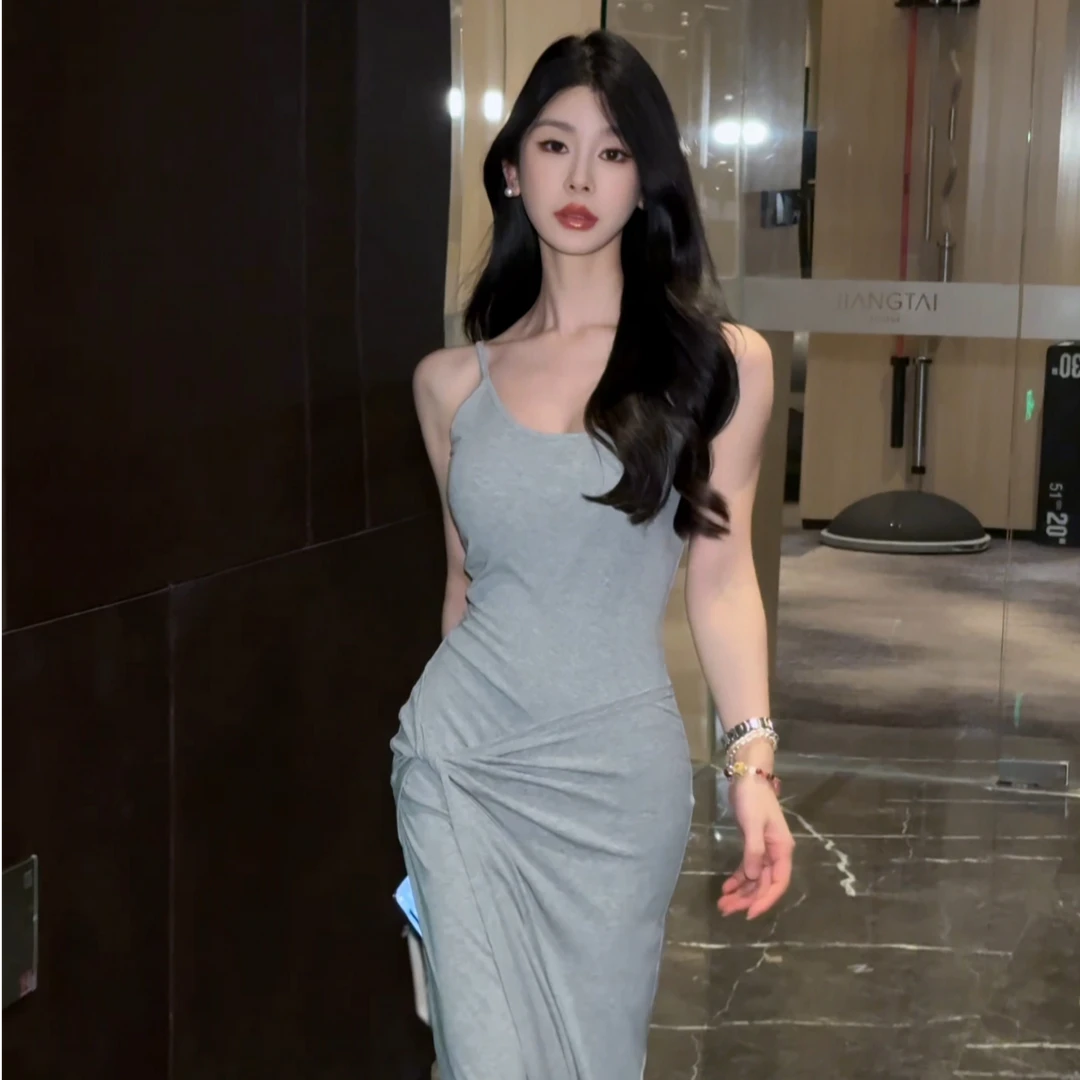 灰色连衣裙女夏季款2025修身别致设计感打底吊带裙高级感气质裙子