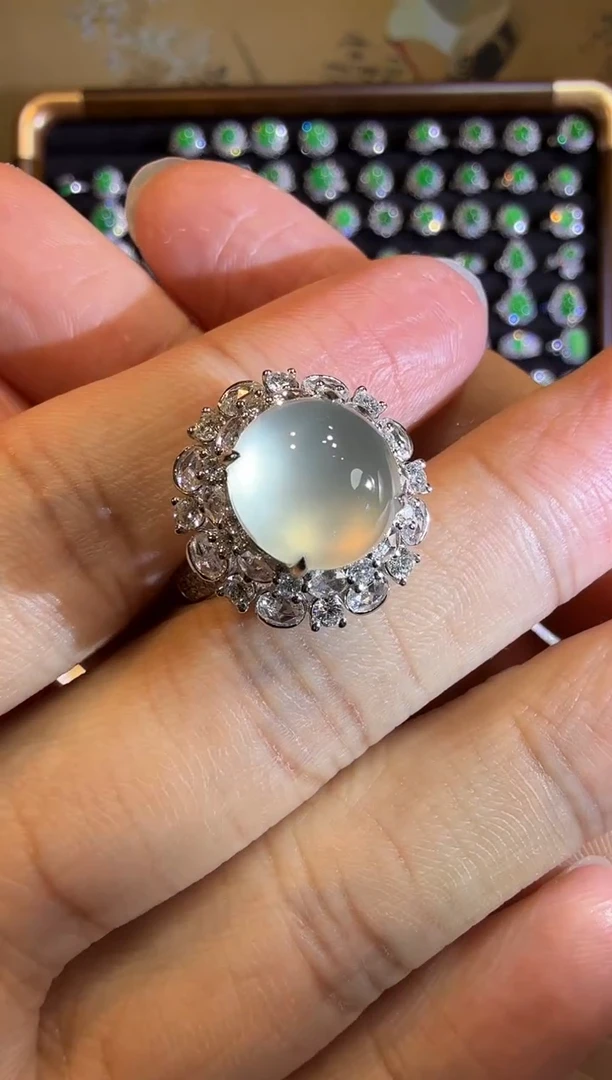 【闪购商品】翡翠戒指18K金镶嵌玻璃种极光白蛋面戒指吊坠两用