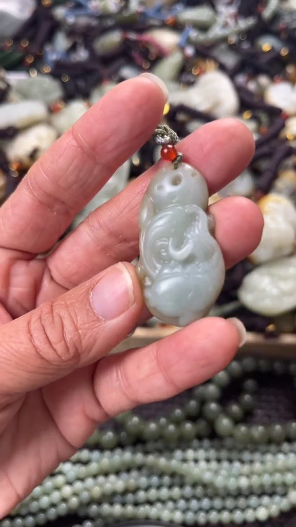 【闪购商品】和田玉颈饰未镶嵌多样性发货没有证书，拍一发一.有瑕