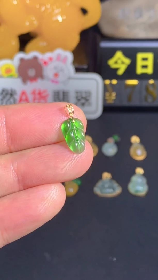 颈饰18K金镶嵌翡翠