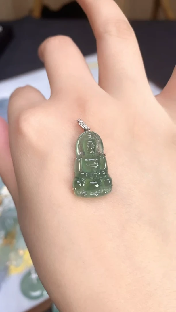 颈饰18K金镶嵌翡翠2025110701