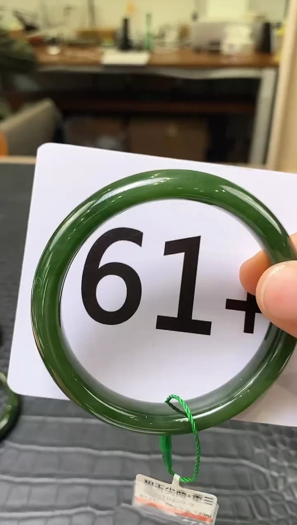 【闪购商品】和田玉碧玉手镯61.5未镶嵌一个